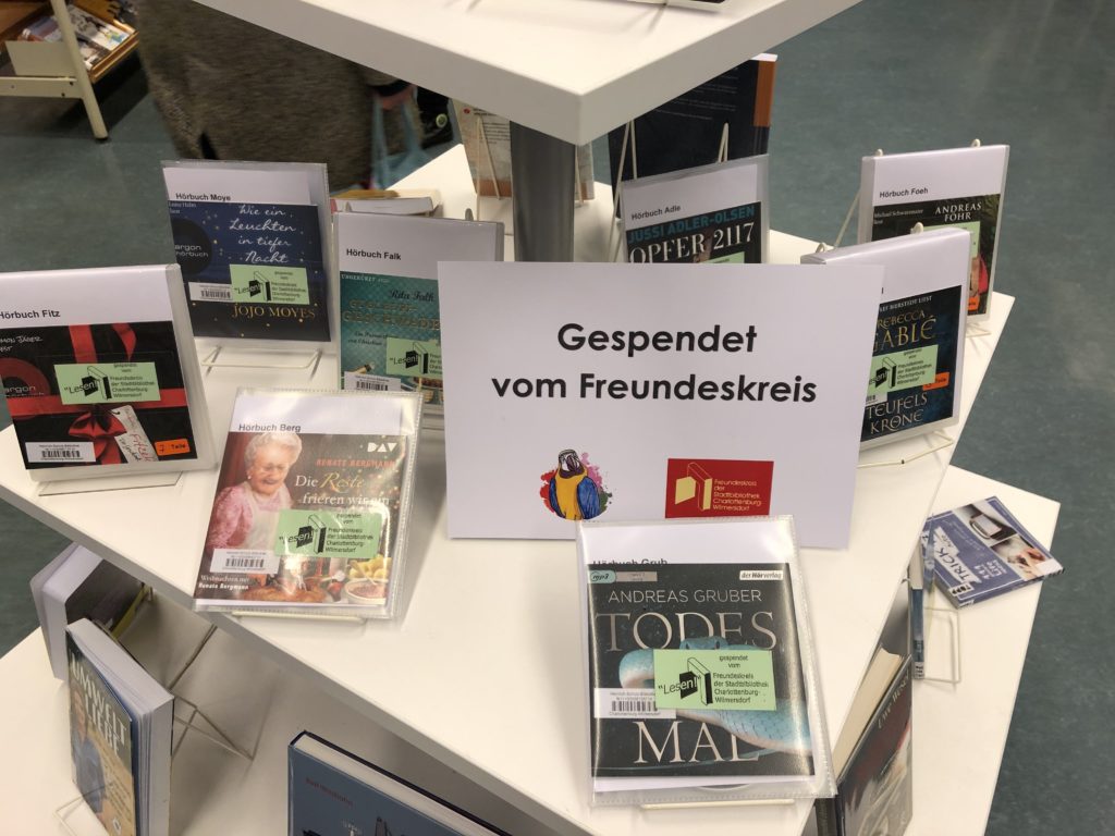 Ausgestellte Hörbuchspenden in der Heinrich-Schulz-Bibliothek