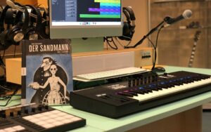 Die Graphic Novel "Der Sandmann" vor dem Musik-Makerspace