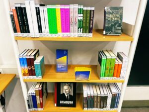 Bücher in ukrainischer Sprache im Regal