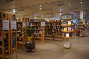 Regale im Erwachsenenbereich der Bibliothek