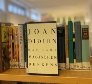 Joan Didions Buch im Regal