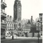 Schwarz-Weiß Fotografie des zerstörtesn Rathauses 1948