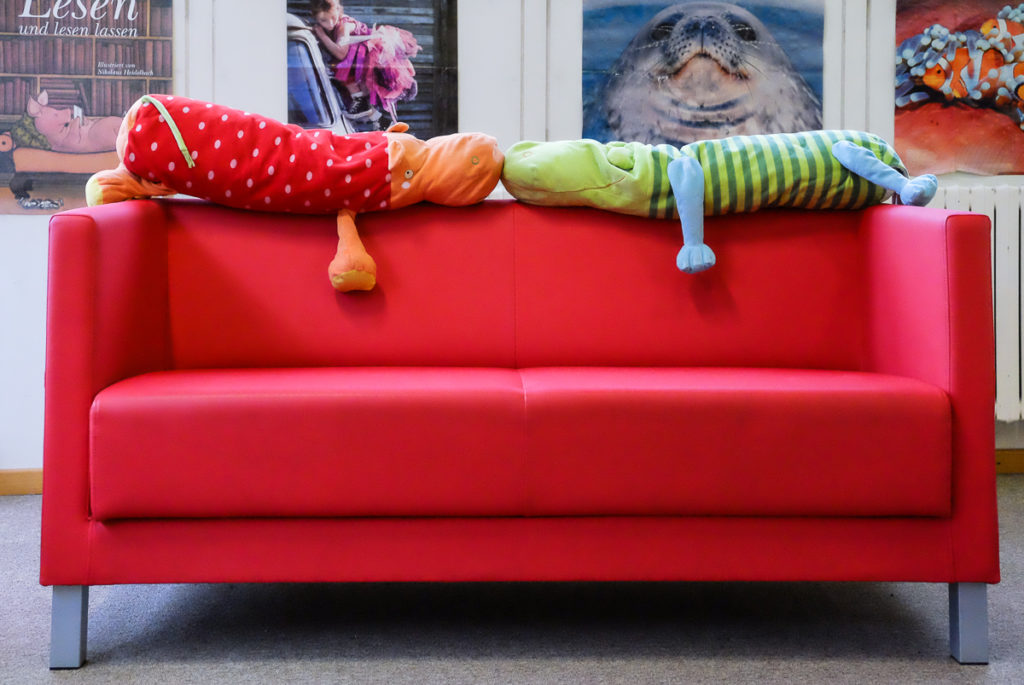 Sofa im Kinderbereich der Bibliothek